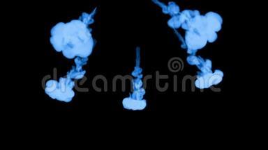 许多<strong>流动</strong>的荧光蓝墨水或烟雾，隔离在黑色的缓慢运动。 蓝色<strong>油漆</strong>云在水中。 用途